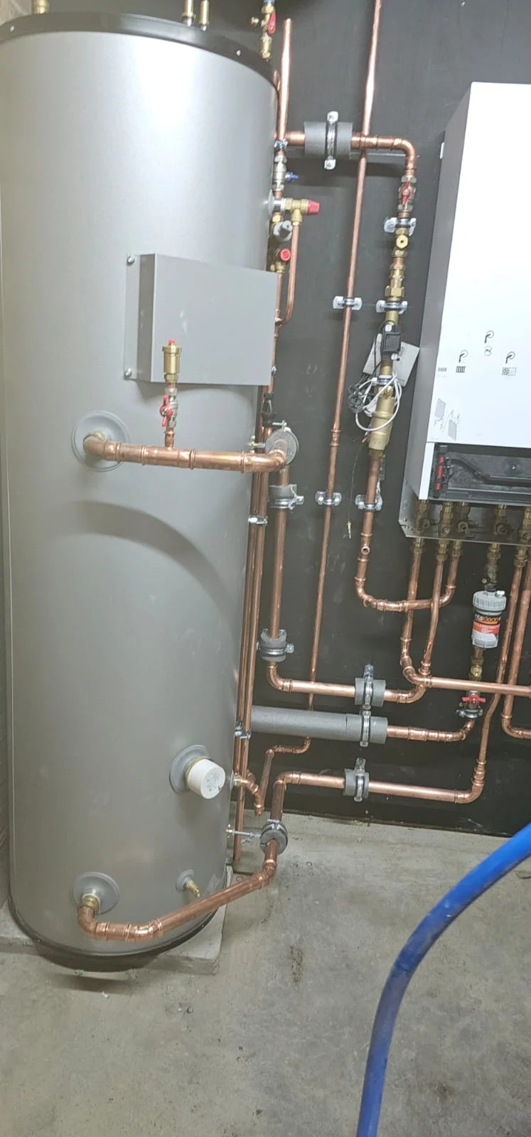 Cylinder connections and adjacent pipework
