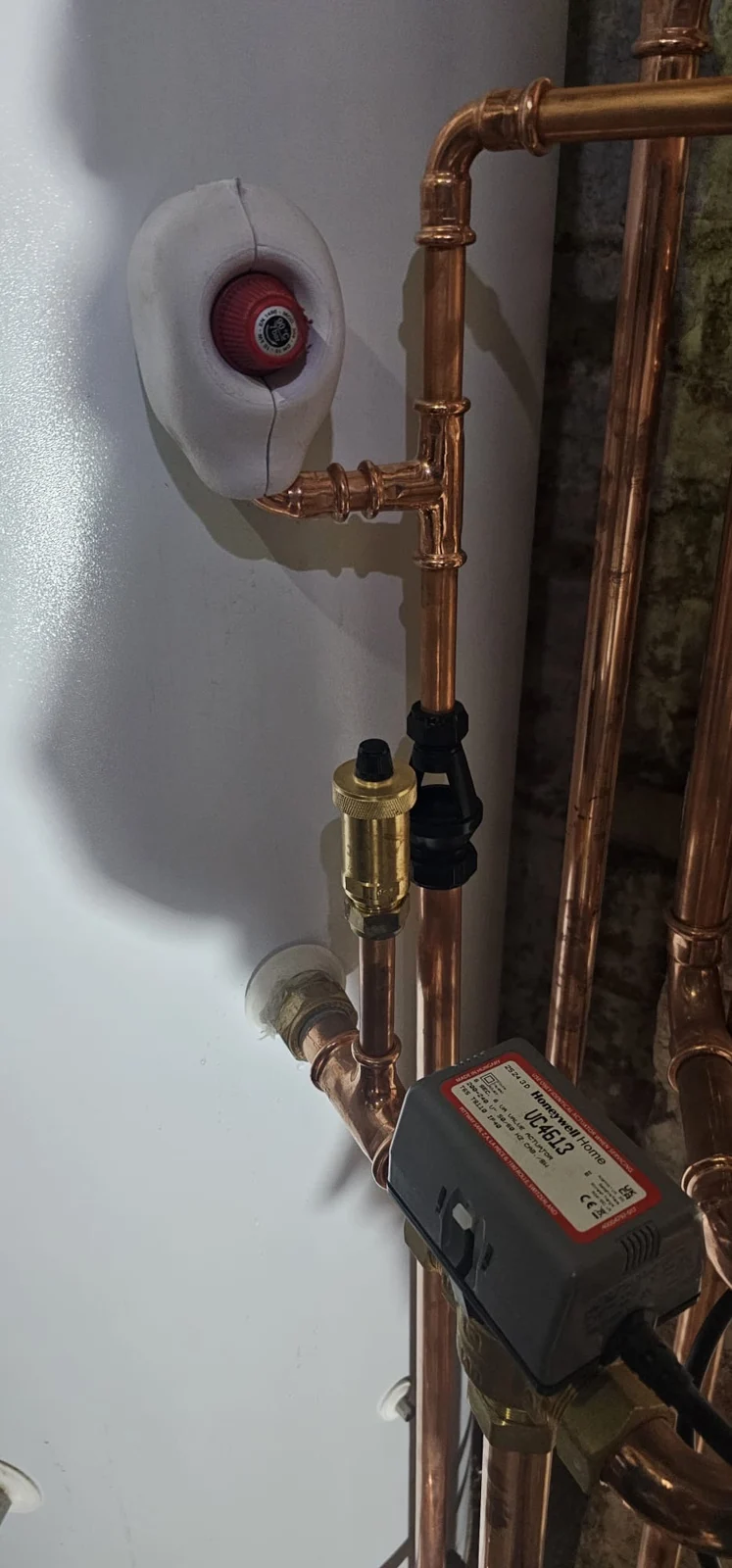 Cylinder side connection and circulation pump