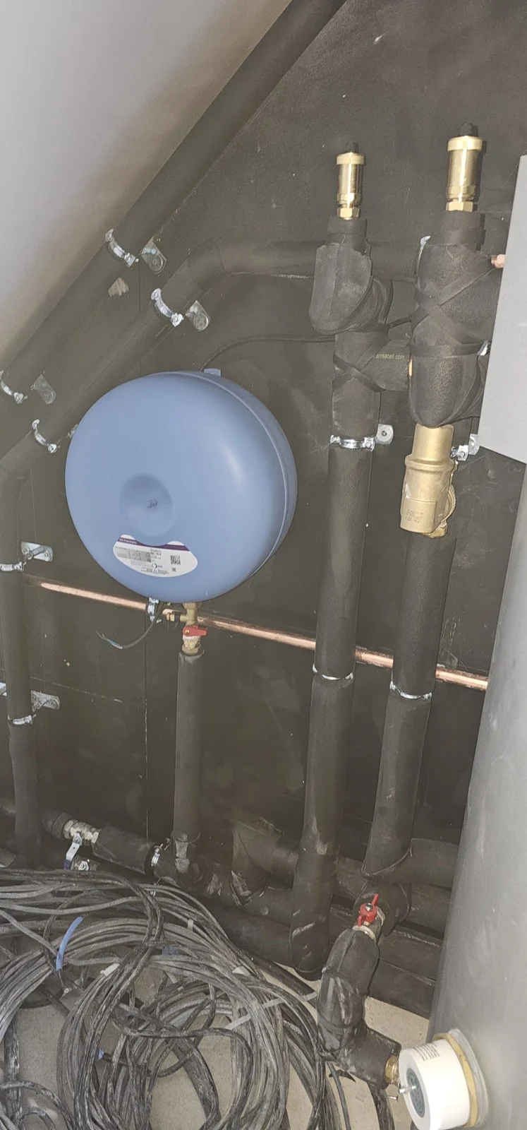 Expansion vessel and adjoining copper pipework