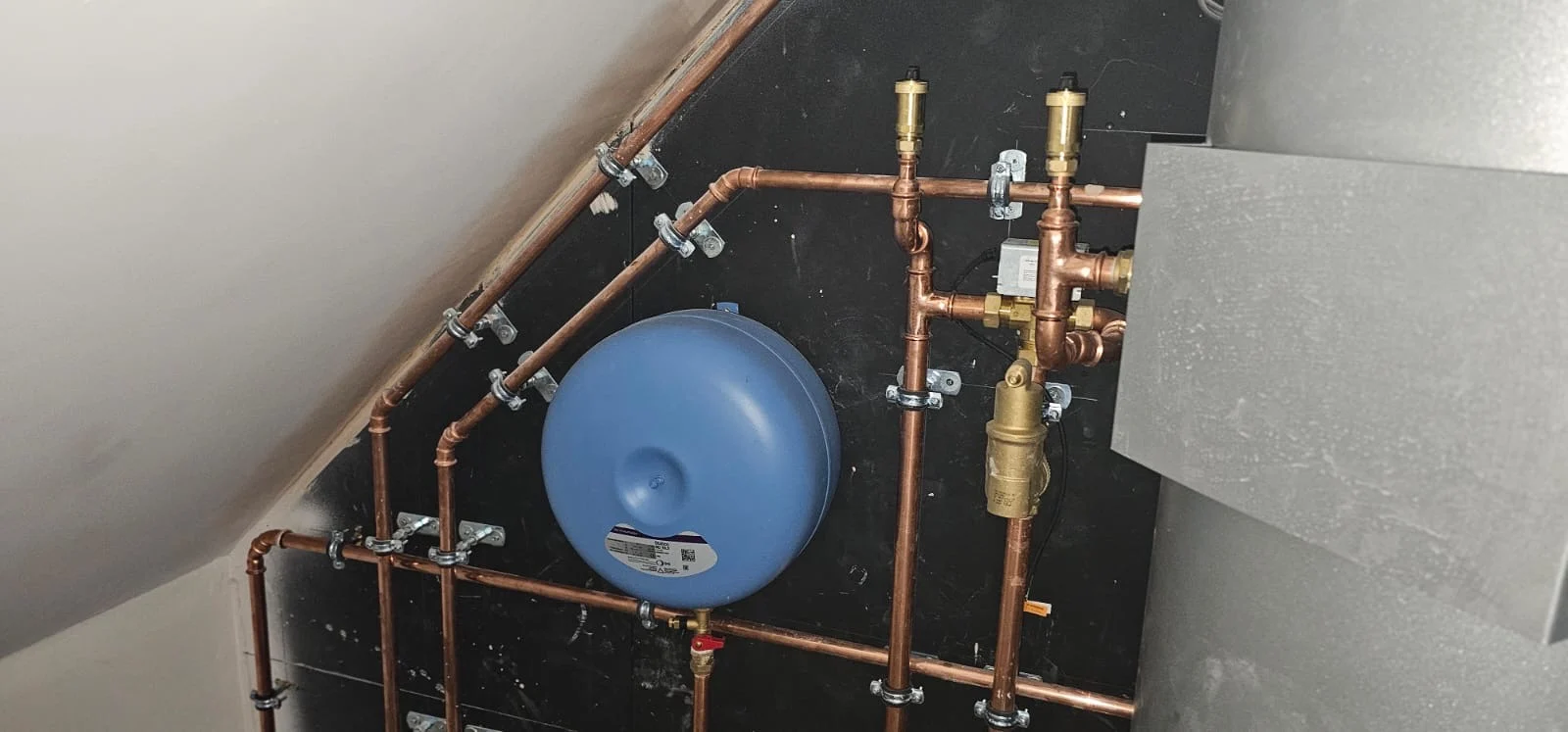 Expansion vessel beneath the sloping ceiling