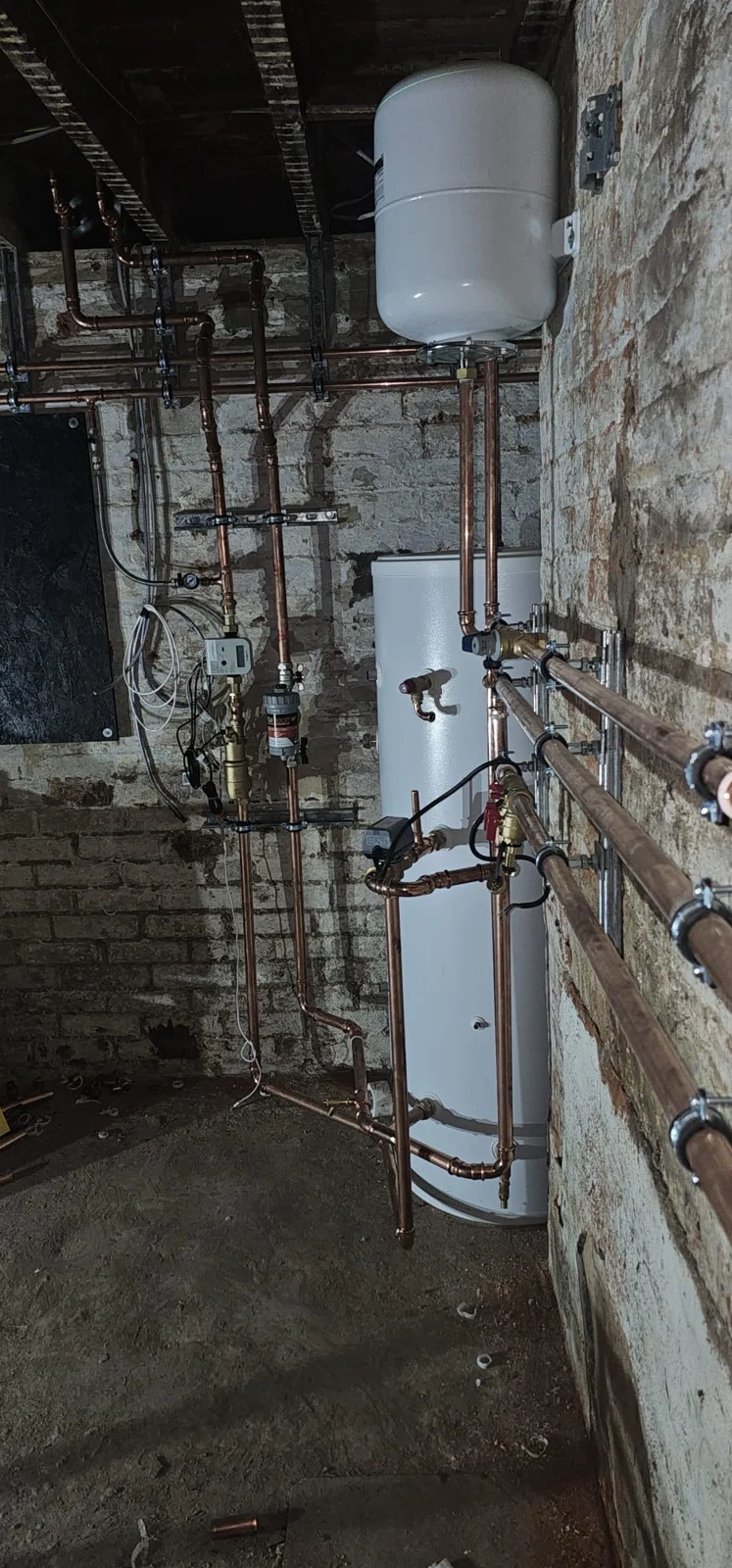 Cylinder and wall-mounted expansion vessel