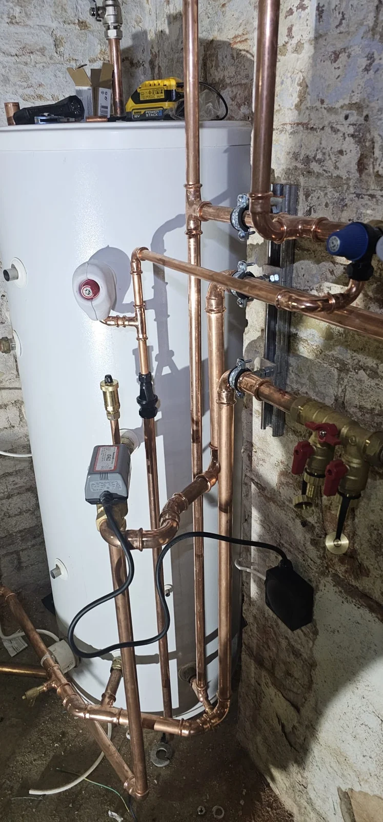 Copper connections beside the cylinder