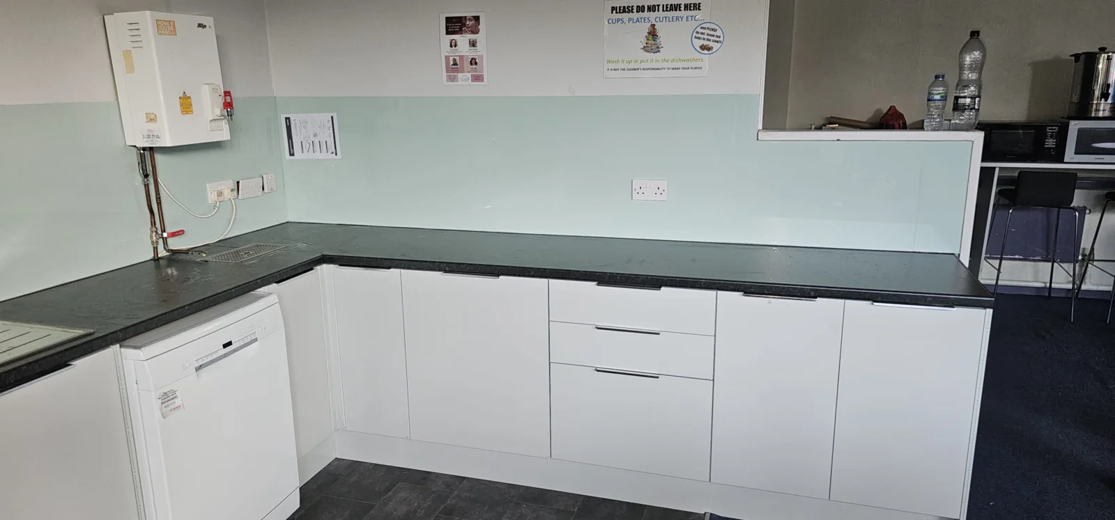 Kitchen sink, splashback and wall-mounted water heater