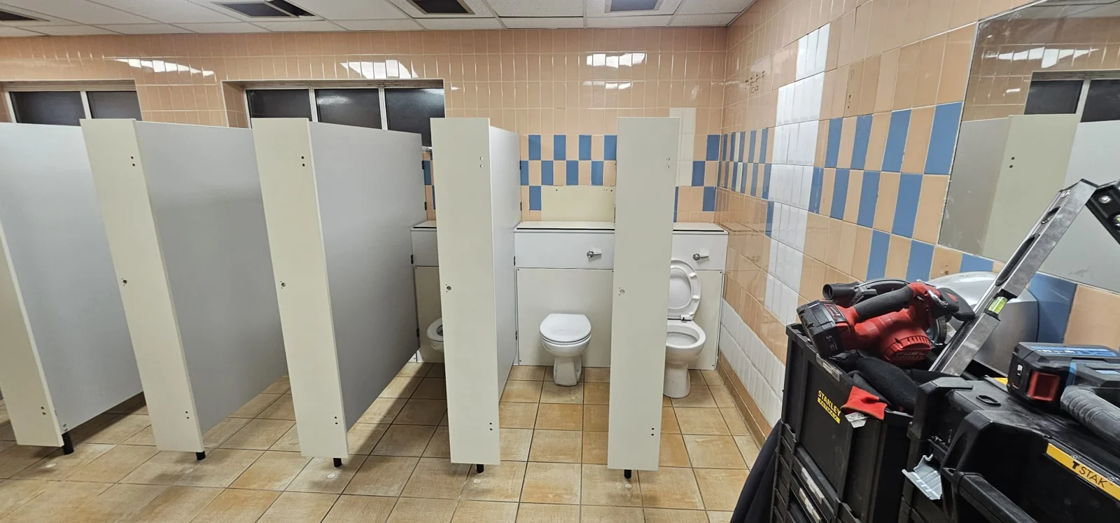 Cubicle installation with tools on site